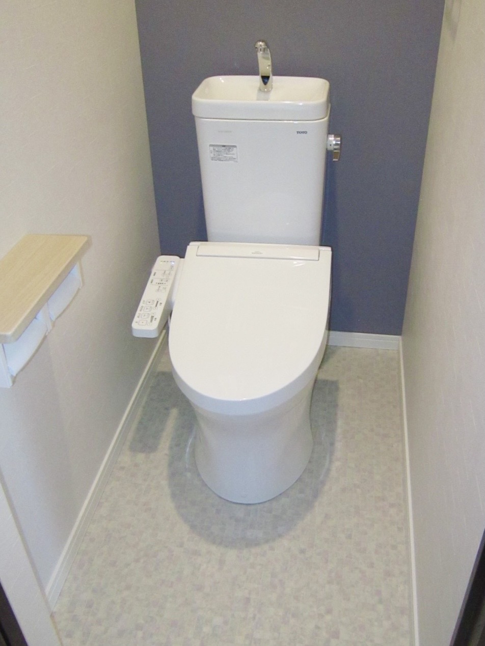 トイレリフォーム｜お掃除ラクラク！TOTO「ZJ1」へ 写真